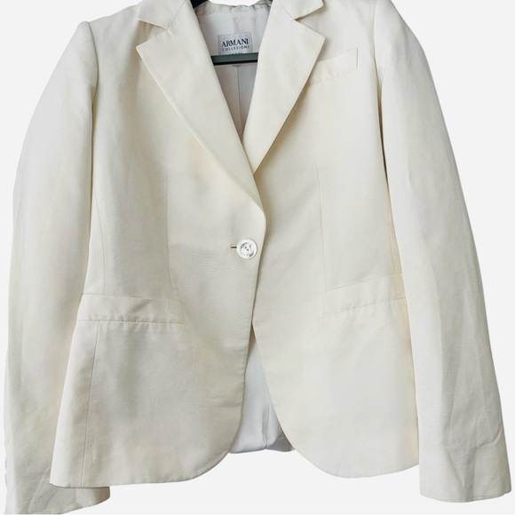 Armani Collezioni Jackets & Blazers - Armani Collezioni Vintage Cream Silk Blend Blazer. Made in Italy. Size 4.